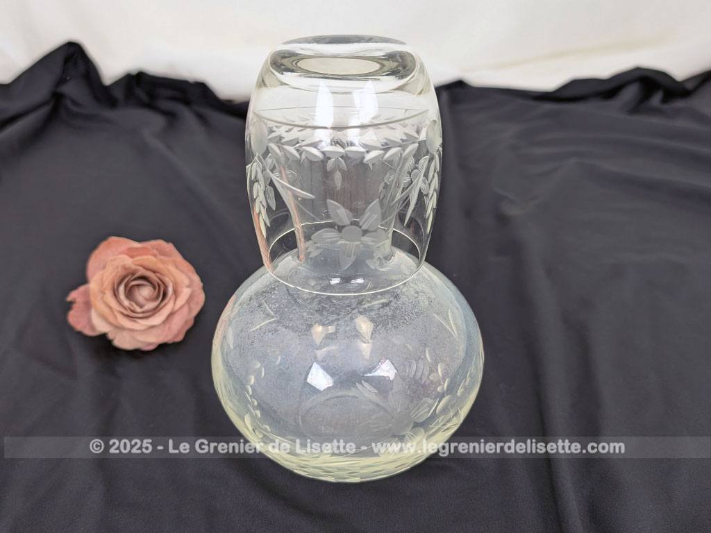 Voici un bel ensemble de nuit vintage comprenant une carafe à eau et son verre assorti faisant office de bouchon, en verre transparent finement ciselé de motifs floraux. Parfait pour une décoration de chambre rétro, romantique ou shabby.