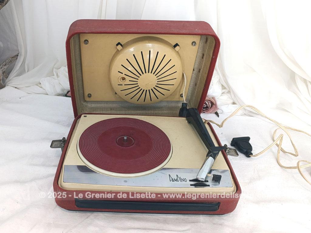 Ancien tourne disque portable des années 60 de la marque fonctionnant avec piles avec tout ce qu'il faut pour une nouvelle vie.... A vérifier, sinon, superbe en décoration.