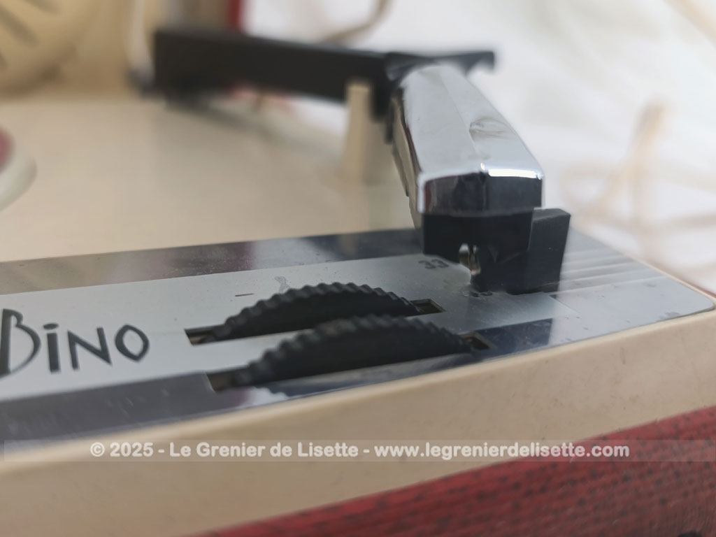 Ancien tourne disque portable des années 60 de la marque fonctionnant avec piles avec tout ce qu'il faut pour une nouvelle vie.... A vérifier, sinon, superbe en décoration.