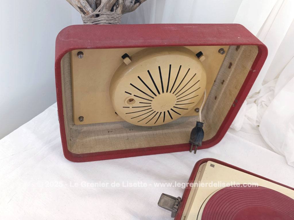 Ancien tourne disque portable des années 60 de la marque fonctionnant avec piles avec tout ce qu'il faut pour une nouvelle vie.... A vérifier, sinon, superbe en décoration.