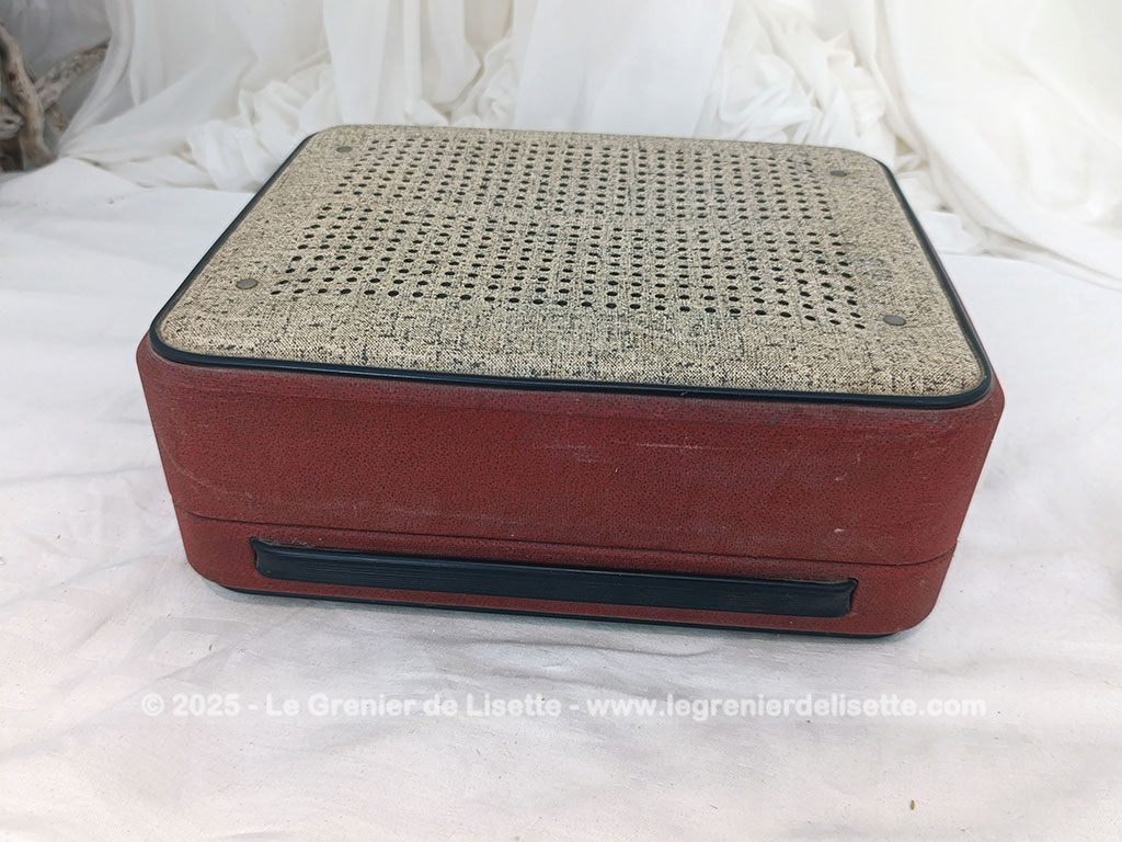 Ancien tourne disque portable des années 60 de la marque fonctionnant avec piles avec tout ce qu'il faut pour une nouvelle vie.... A vérifier, sinon, superbe en décoration.