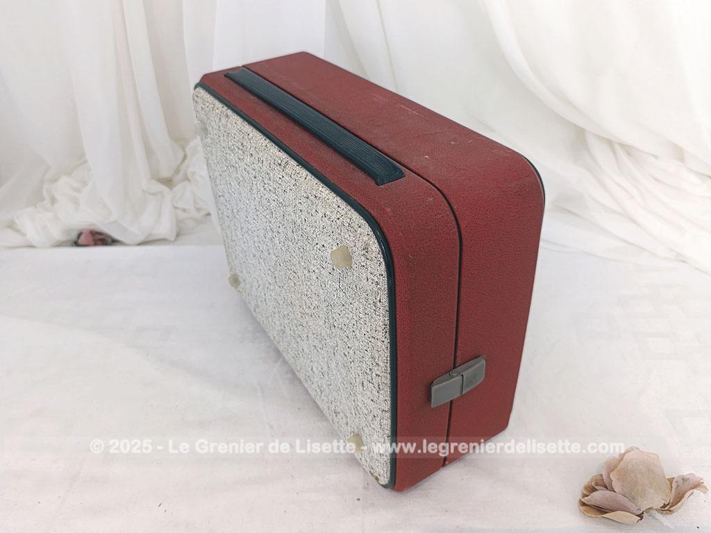 Ancien tourne disque portable des années 60 de la marque fonctionnant avec piles avec tout ce qu'il faut pour une nouvelle vie.... A vérifier, sinon, superbe en décoration.