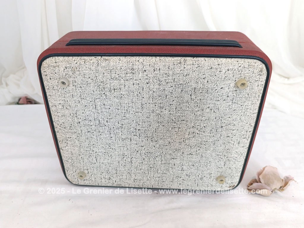 Ancien tourne disque portable des années 60 de la marque fonctionnant avec piles avec tout ce qu'il faut pour une nouvelle vie.... A vérifier, sinon, superbe en décoration.
