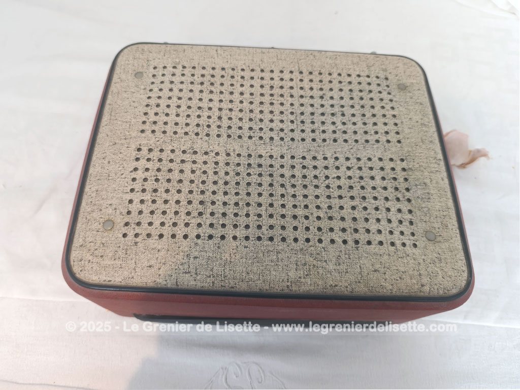 Ancien tourne disque portable des années 60 de la marque fonctionnant avec piles avec tout ce qu'il faut pour une nouvelle vie.... A vérifier, sinon, superbe en décoration.