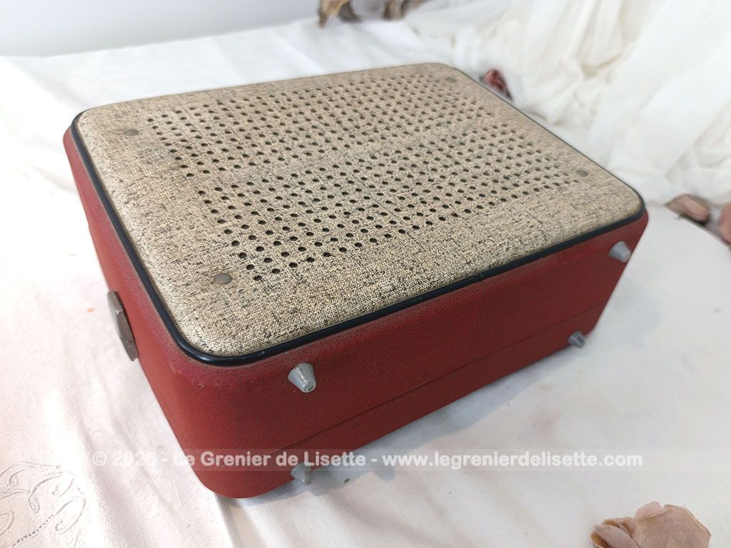 Ancien tourne disque portable des années 60 de la marque fonctionnant avec piles avec tout ce qu'il faut pour une nouvelle vie.... A vérifier, sinon, superbe en décoration.