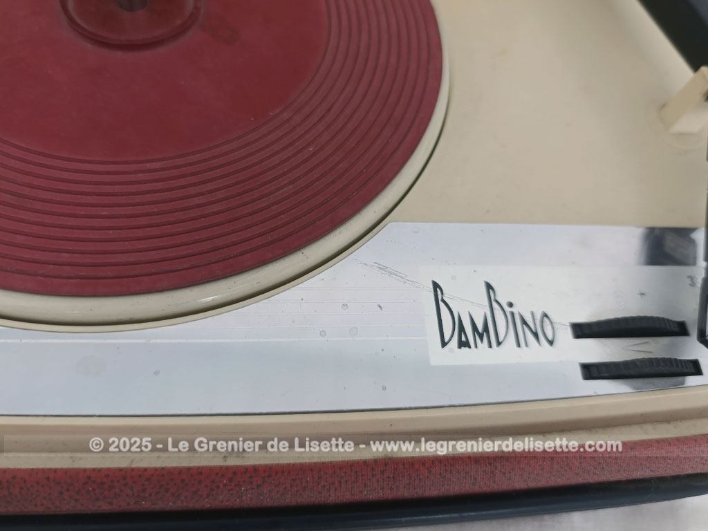 Ancien tourne disque portable des années 60 de la marque fonctionnant avec piles avec tout ce qu'il faut pour une nouvelle vie.... A vérifier, sinon, superbe en décoration.