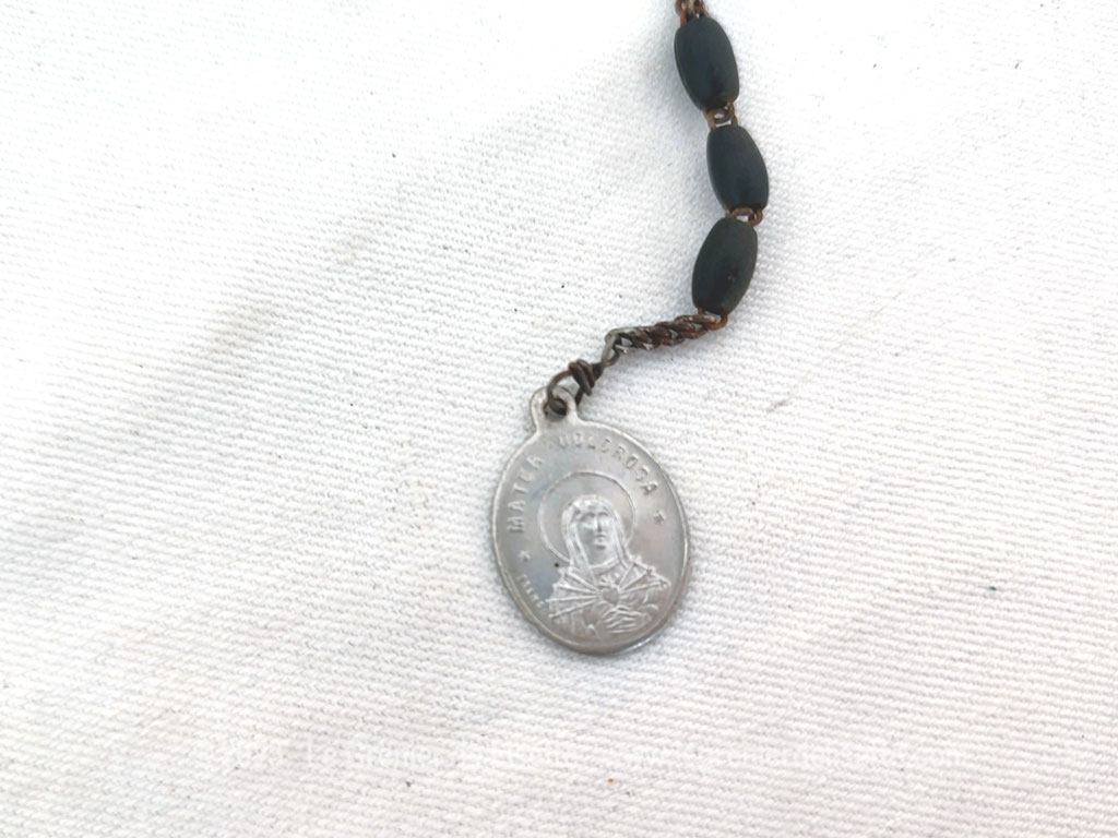 Voici un ancien chapelet des 7 douleurs de la Vierges avec sept séries de sept grains en bois , des septaines, chacune séparée par une médaille en fer blanc, historiée sur les sept épisodes douloureux de la vie de la Vierge. Pièce de piété recherchée.