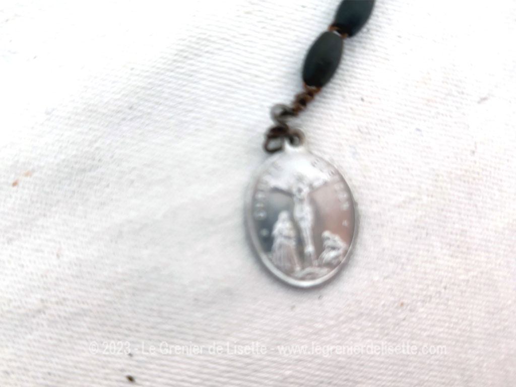 Voici un ancien chapelet des 7 douleurs de la Vierges avec sept séries de sept grains en bois , des septaines, chacune séparée par une médaille en fer blanc, historiée sur les sept épisodes douloureux de la vie de la Vierge. Pièce de piété recherchée.
