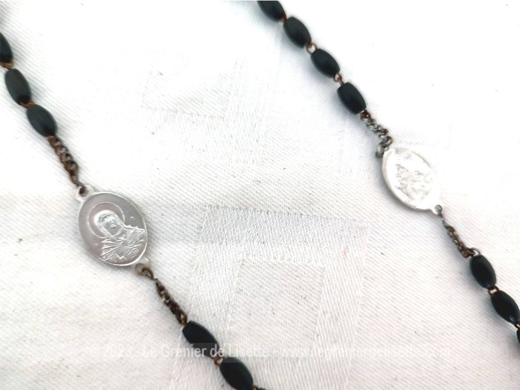 Voici un ancien chapelet des 7 douleurs de la Vierges avec sept séries de sept grains en bois , des septaines, chacune séparée par une médaille en fer blanc, historiée sur les sept épisodes douloureux de la vie de la Vierge. Pièce de piété recherchée.