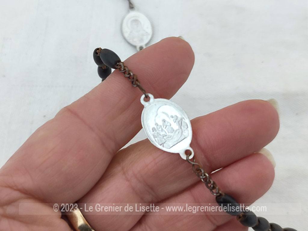Voici un ancien chapelet des 7 douleurs de la Vierges avec sept séries de sept grains en bois , des septaines, chacune séparée par une médaille en fer blanc, historiée sur les sept épisodes douloureux de la vie de la Vierge. Pièce de piété recherchée.