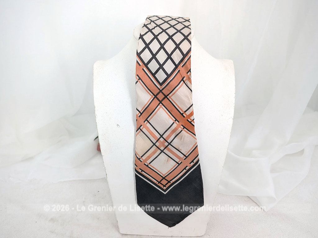 Voici une belle cravate vintage des années 70 de la marque Jean Patou en soie écrue et décorée de formes géométriques couleur chocolat et oranges.Doublure soie également estampillée Jean Patou.