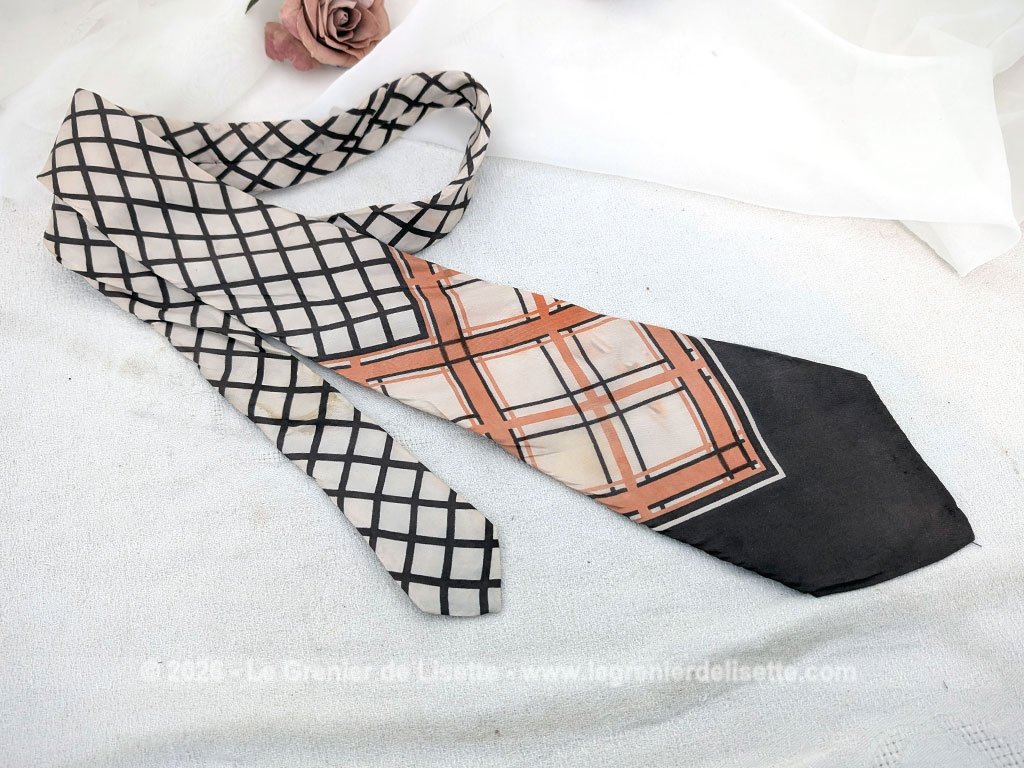 Voici une belle cravate vintage des années 70 de la marque Jean Patou en soie écrue et décorée de formes géométriques couleur chocolat et oranges.Doublure soie également estampillée Jean Patou.