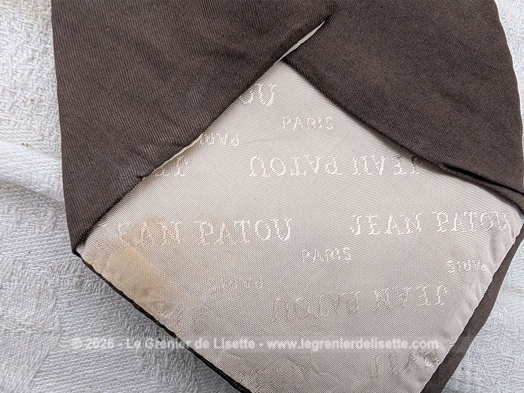 Voici une belle cravate vintage des années 70 de la marque Jean Patou en soie écrue et décorée de formes géométriques couleur chocolat et oranges.Doublure soie également estampillée Jean Patou.
