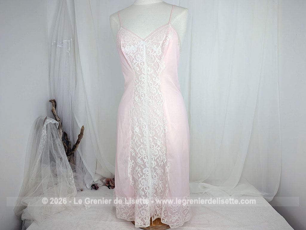 Voici une belle nuisette ou déshabillé vintage de la marque