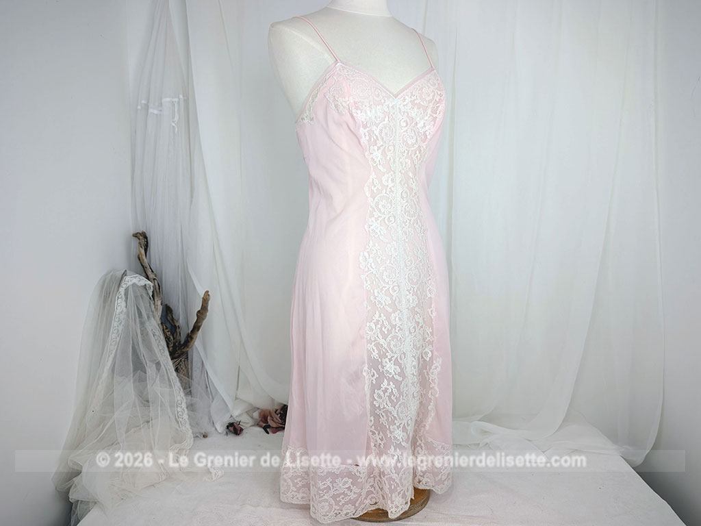 Voici une belle nuisette ou déshabillé vintage de la marque