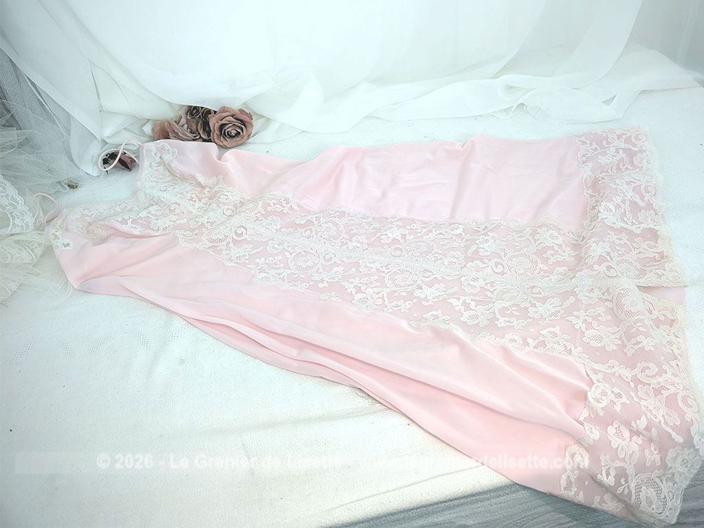 Voici une belle nuisette ou déshabillé vintage de la marque