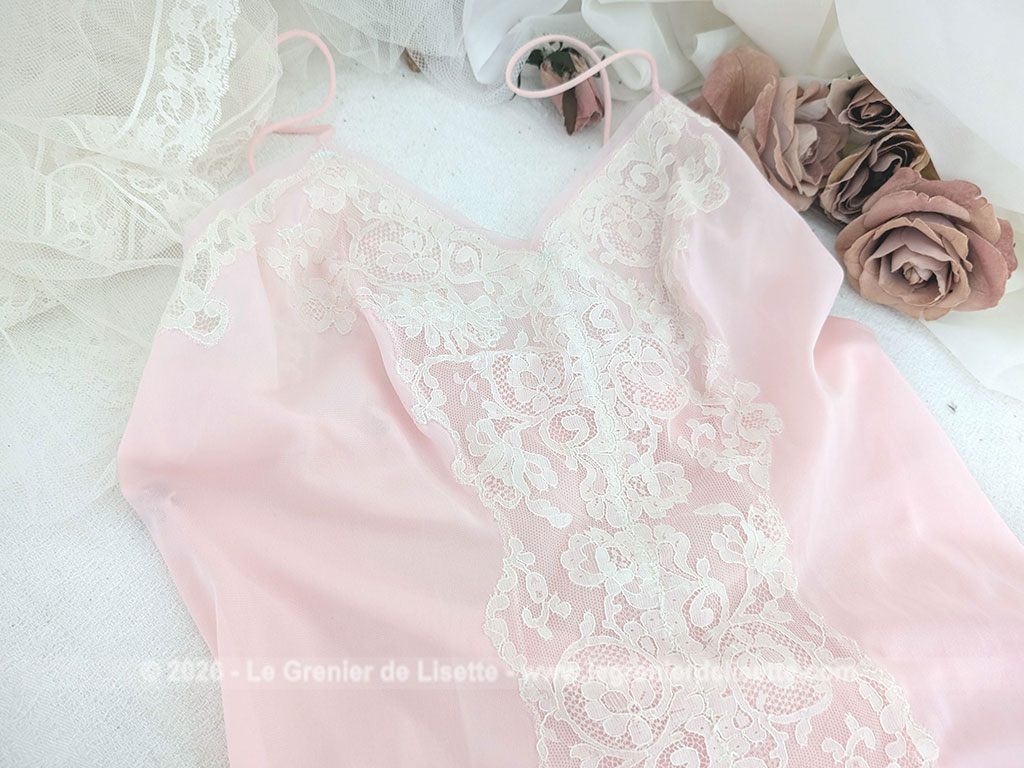 Voici une belle nuisette ou déshabillé vintage de la marque