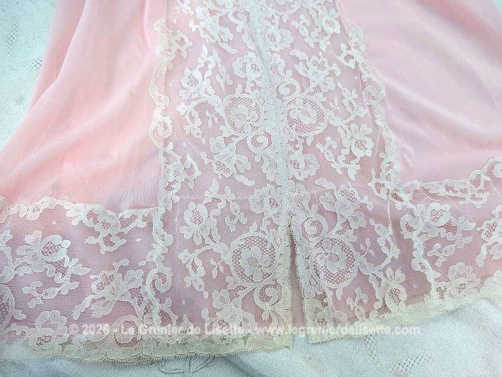 Voici une belle nuisette ou déshabillé vintage de la marque