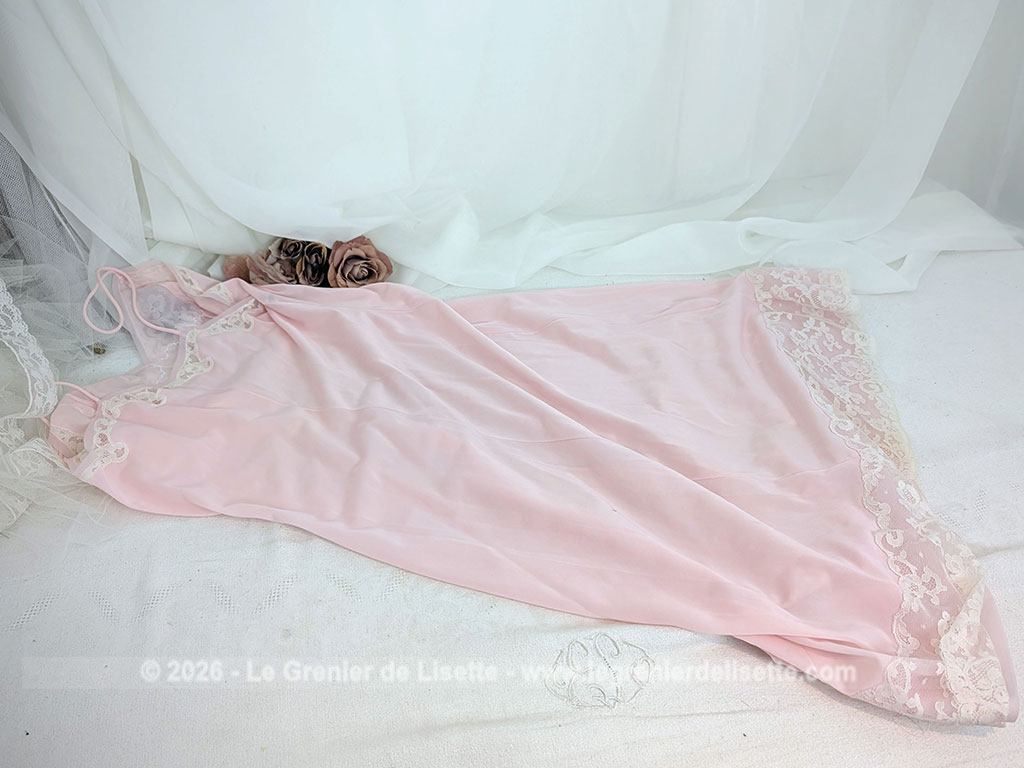 Voici une belle nuisette ou déshabillé vintage de la marque