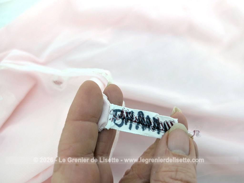 Voici une belle nuisette ou déshabillé vintage de la marque