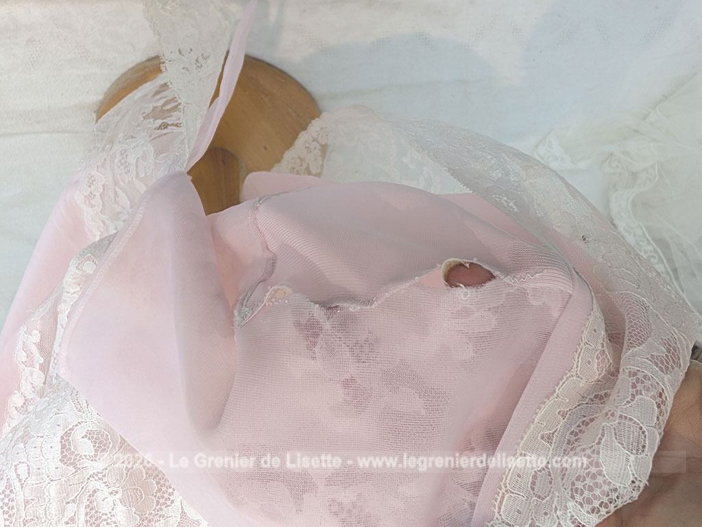 Voici une belle nuisette ou déshabillé vintage de la marque
