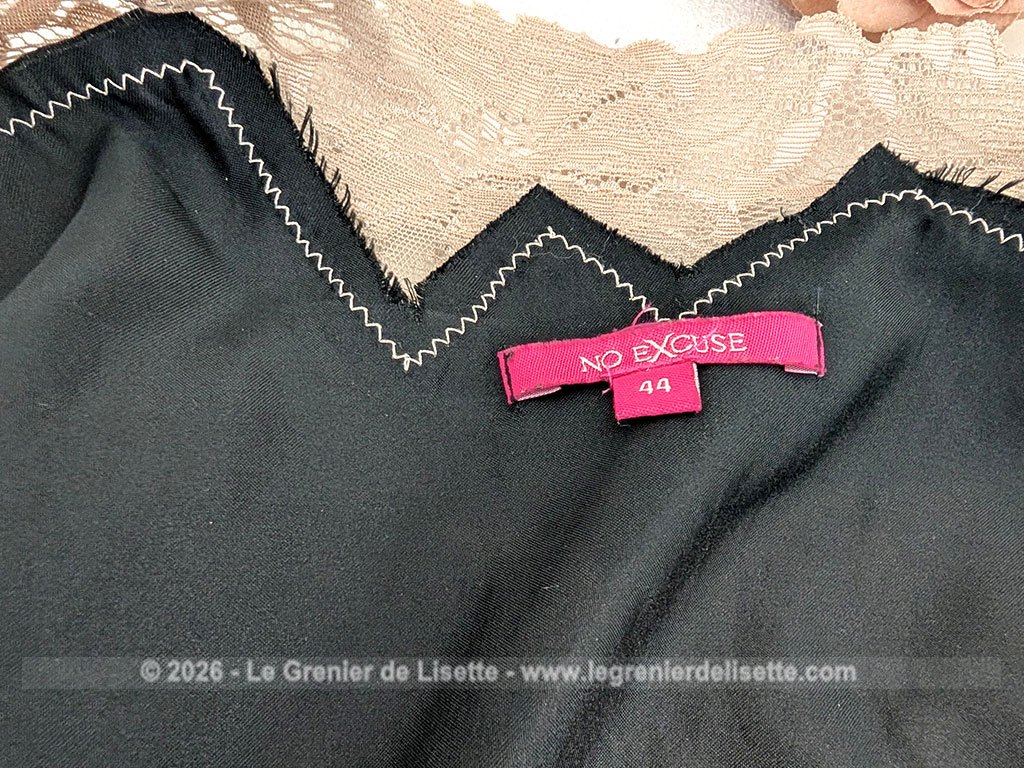 Elégant déshabillé en veste courte d'intérieur polyester, polyamide et élastane noire et décoré de large dentelle écrue.Marque