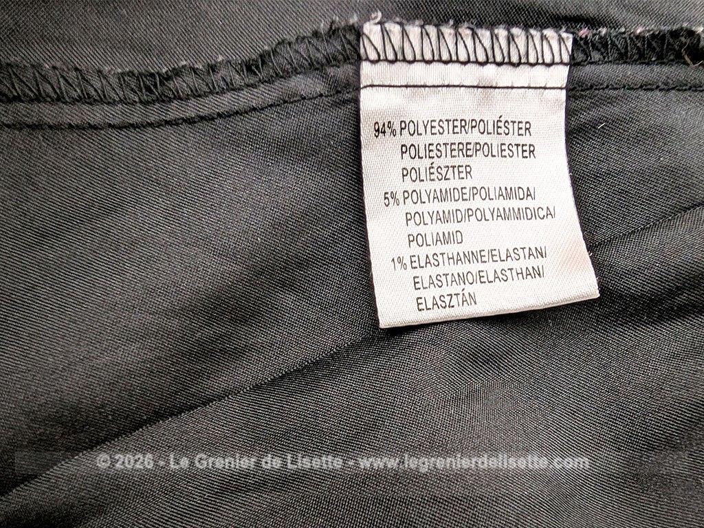 Elégant déshabillé en veste courte d'intérieur polyester, polyamide et élastane noire et décoré de large dentelle écrue.Marque "No Excuse" et taille 42/44.