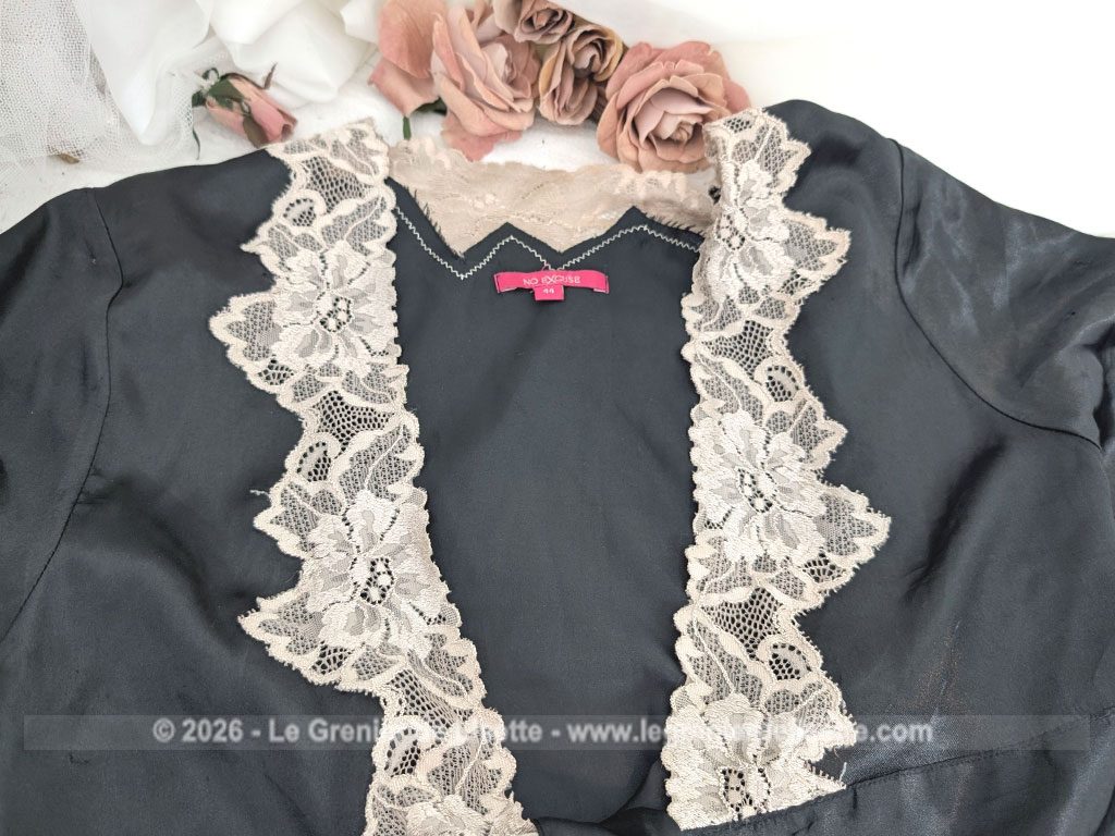 Elégant déshabillé en veste courte d'intérieur polyester, polyamide et élastane noire et décoré de large dentelle écrue.Marque