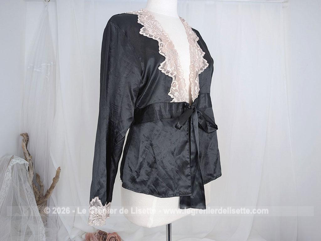 Elégant déshabillé en veste courte d'intérieur polyester, polyamide et élastane noire et décoré de large dentelle écrue.Marque