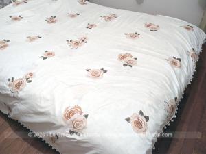 Coupon grande couette satinée shabby aux pompons