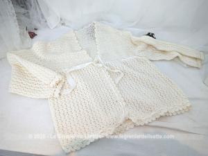 Douce liseuse vintage fait main laine couleur écru avec ruban