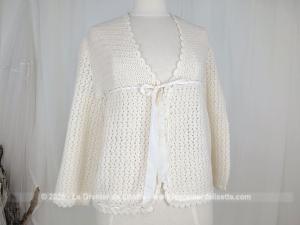 Douce liseuse vintage fait main laine couleur écru avec ruban