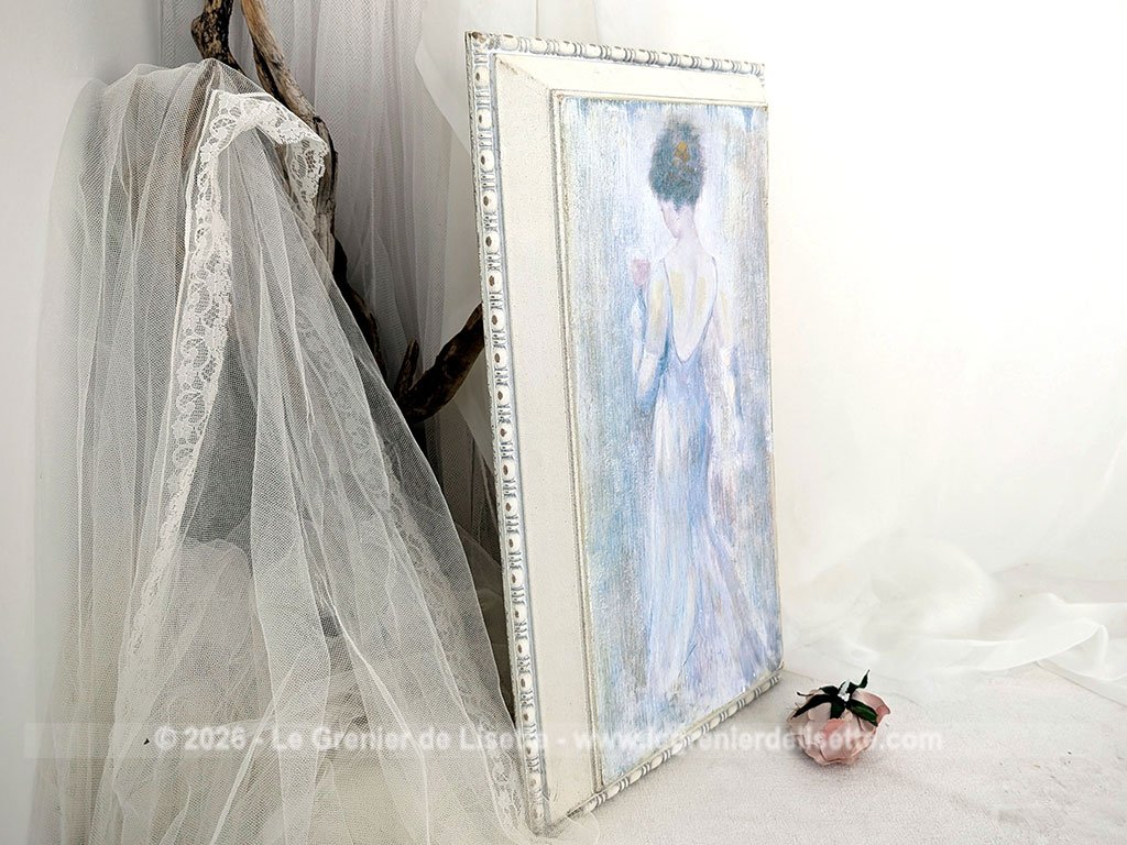 Voici le tableau d'un portrait d'une femme de dos à la robe vaporeuse, touche romantique et apaisante Le cadre en bois mesure extérieurement 49.5 x 27.5 x 4 cm en bois avec relief avec au dos l'étiquette de la maison