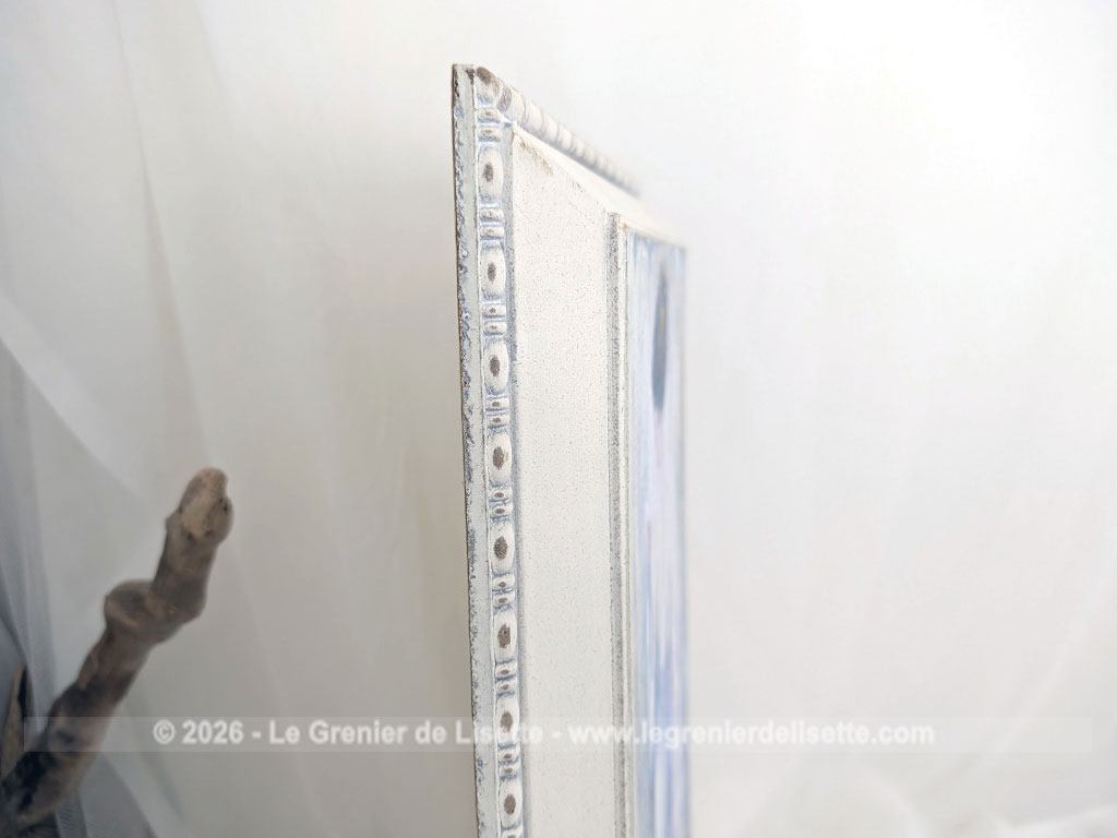 Voici le tableau d'un portrait d'une femme de dos à la robe vaporeuse, touche romantique et apaisante Le cadre en bois mesure extérieurement 49.5 x 27.5 x 4 cm en bois avec relief avec au dos l'étiquette de la maison