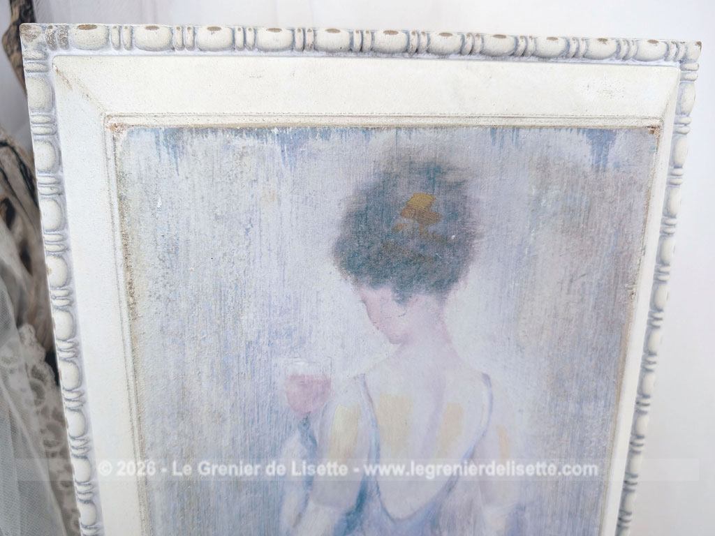 Voici le tableau d'un portrait d'une femme de dos à la robe vaporeuse, touche romantique et apaisante Le cadre en bois mesure extérieurement 49.5 x 27.5 x 4 cm en bois avec relief avec au dos l'étiquette de la maison