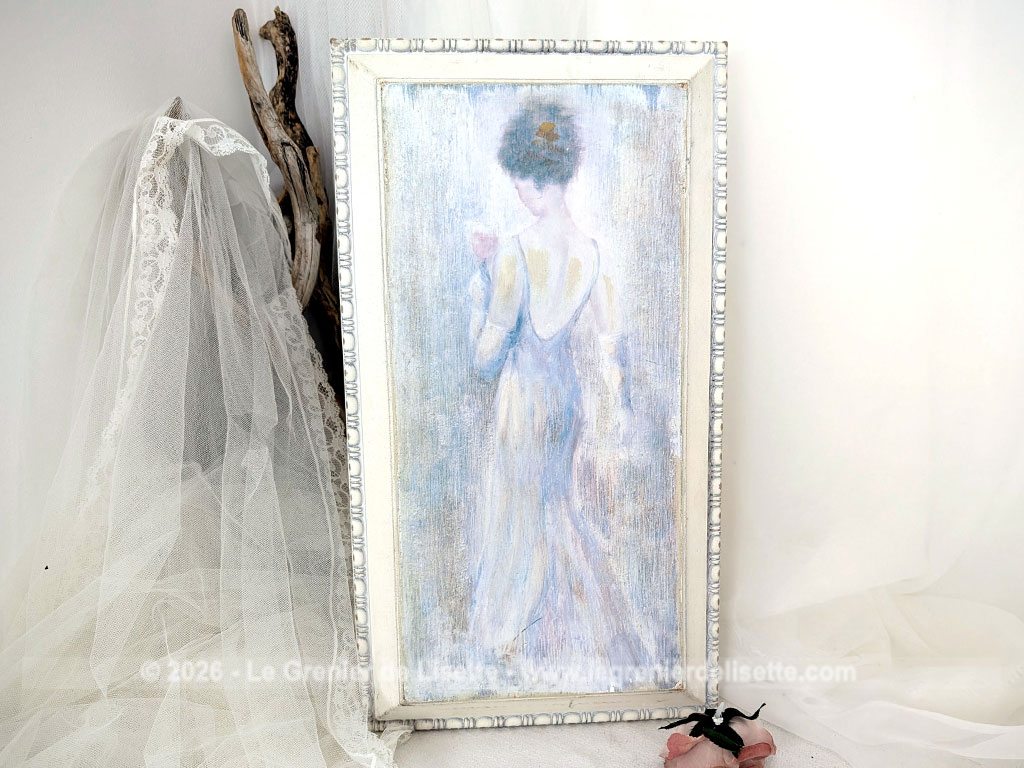 Voici le tableau d'un portrait d'une femme de dos à la robe vaporeuse, touche romantique et apaisante Le cadre en bois mesure extérieurement 49.5 x 27.5 x 4 cm en bois avec relief avec au dos l'étiquette de la maison