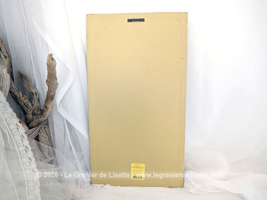 Voici le tableau d'un portrait d'une femme de dos à la robe vaporeuse, touche romantique et apaisante Le cadre en bois mesure extérieurement 49.5 x 27.5 x 4 cm en bois avec relief avec au dos l'étiquette de la maison