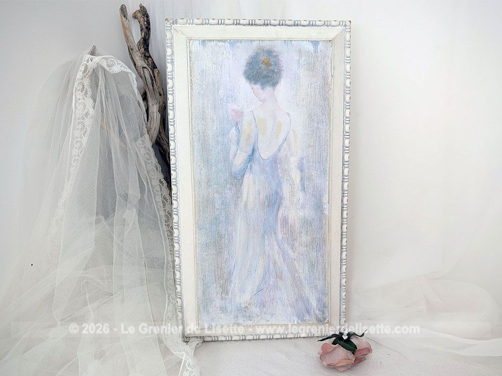 Voici le tableau d'un portrait d'une femme de dos à la robe vaporeuse, touche romantique et apaisante Le cadre en bois mesure extérieurement 49.5 x 27.5 x 4 cm en bois avec relief avec au dos l'étiquette de la maison