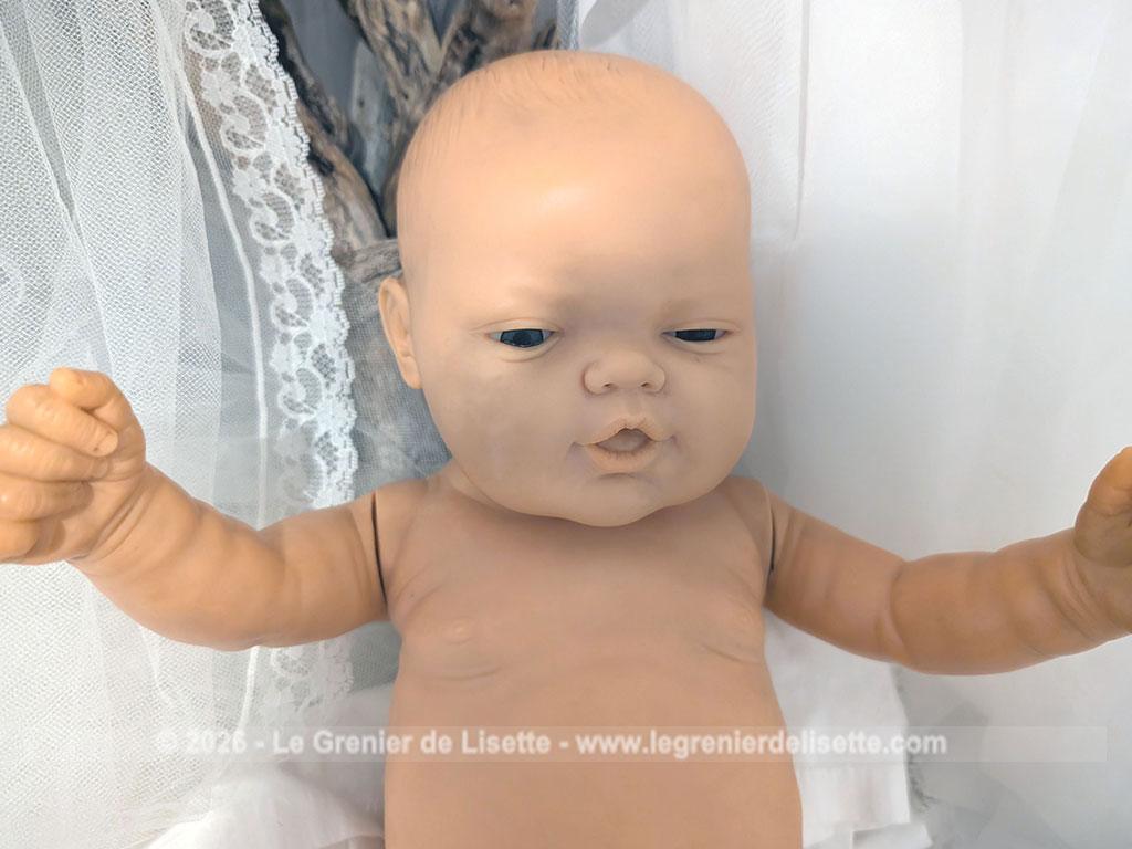 Craquez pour ce superbe poupon nouveau-né des années 80 de la célèbre maison espagnole Berjusa aux expressions réalistes. Proposé avec deux tenues vintages. Avec sa bonne