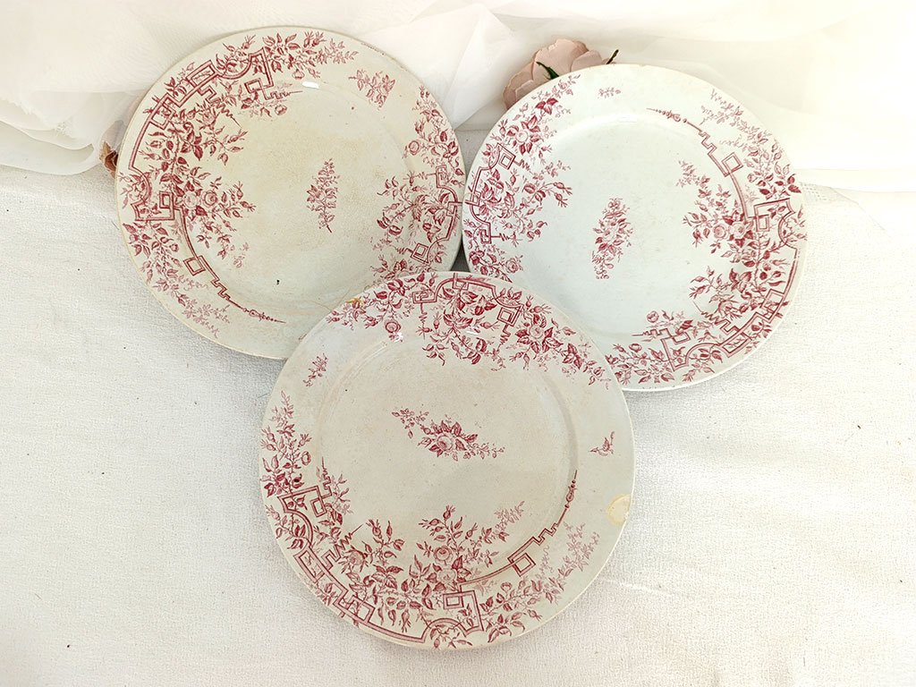 Trio assiettes Badonviller modèle Roses aux beaux dessins couleur rose foncé représentant des fleurs avec feuilles de roses, sorties des faïenceries