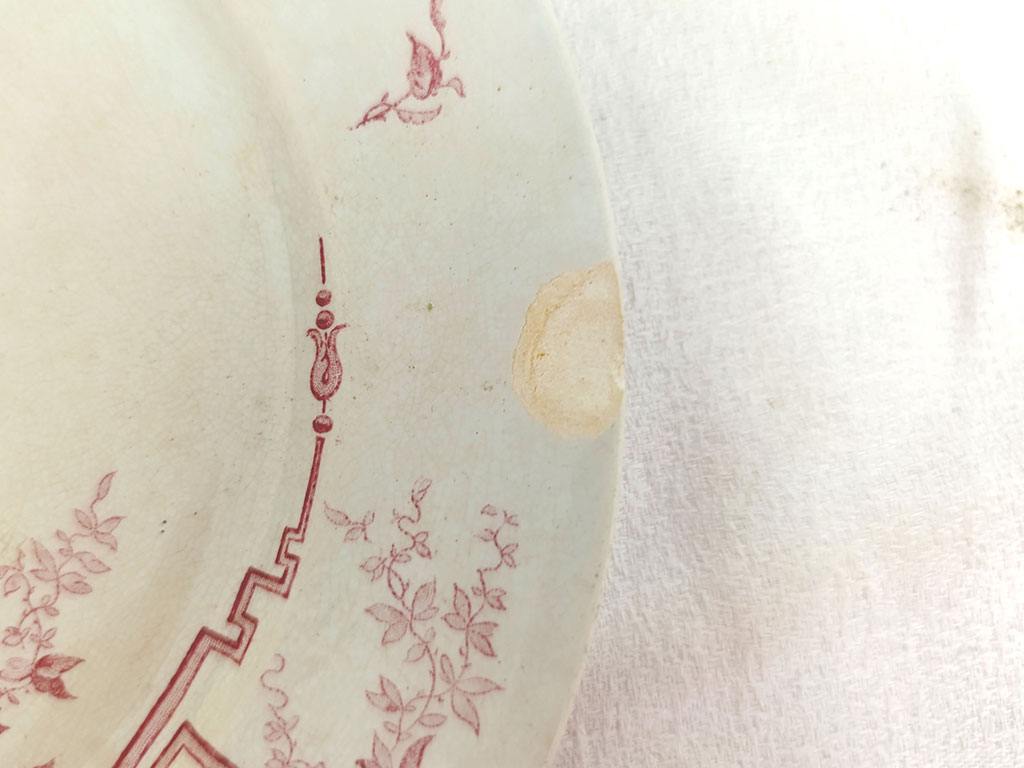Trio assiettes Badonviller modèle Roses aux beaux dessins couleur rose foncé représentant des fleurs avec feuilles de roses, sorties des faïenceries