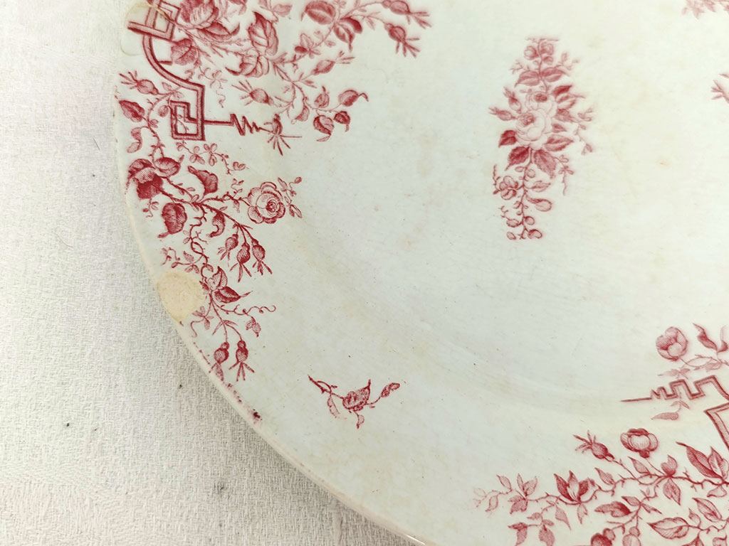 Trio assiettes Badonviller modèle Roses aux beaux dessins couleur rose foncé représentant des fleurs avec feuilles de roses, sorties des faïenceries