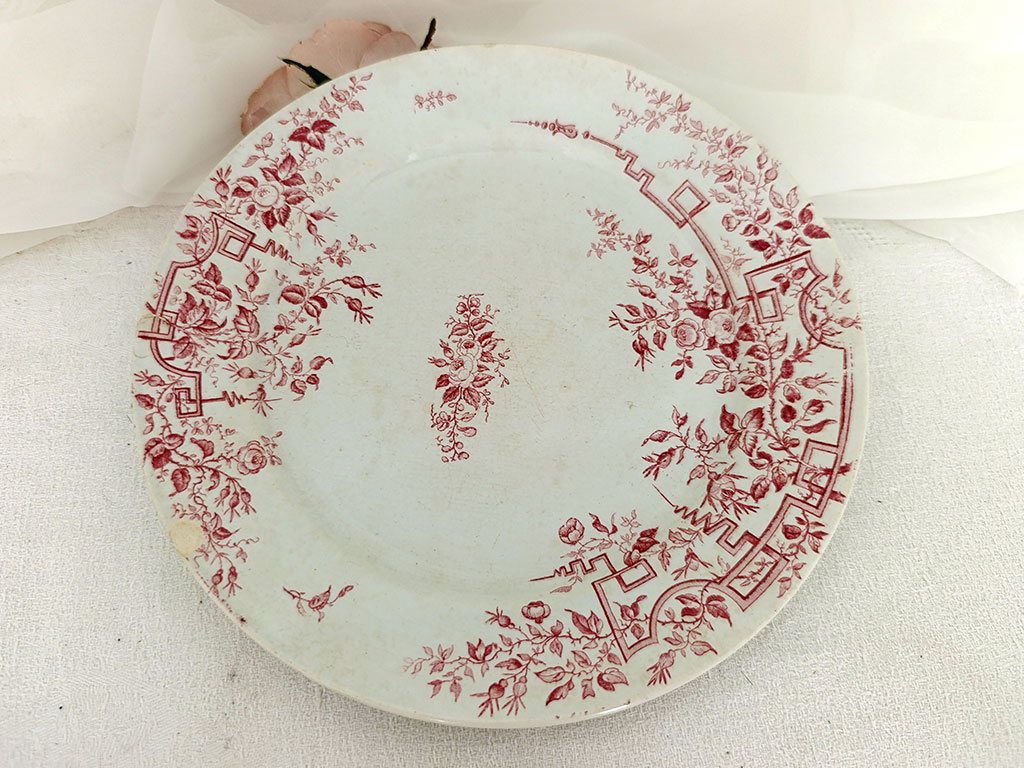 Trio assiettes Badonviller modèle Roses aux beaux dessins couleur rose foncé représentant des fleurs avec feuilles de roses, sorties des faïenceries