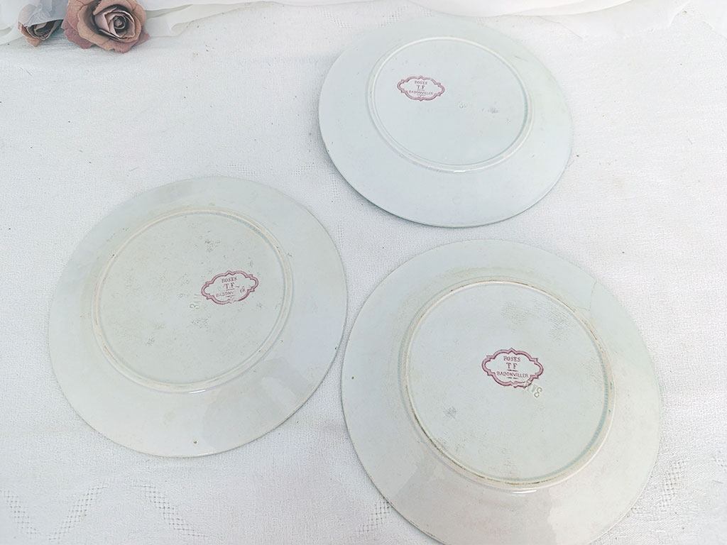 Trio assiettes Badonviller modèle Roses aux beaux dessins couleur rose foncé représentant des fleurs avec feuilles de roses, sorties des faïenceries