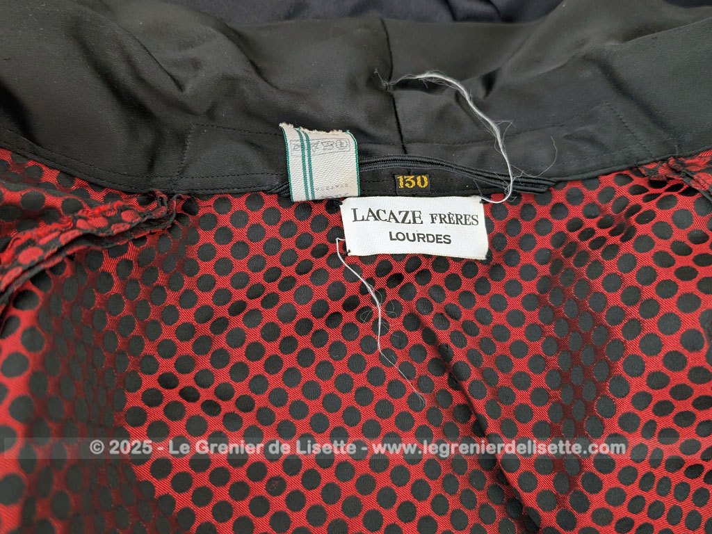 Voici une véritable veste d'intérieur pour homme en tissus satiné jacquard rouge et noir décoré de large bandes de satin noir et portant l'étiquette de la célèbre maison des maitres-tailleur "Lacazes Frères" à Lourdes. Une très belle pièce vintage !