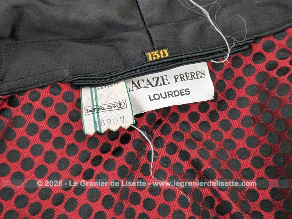 Voici une véritable veste d'intérieur pour homme en tissus satiné jacquard rouge et noir décoré de large bandes de satin noir et portant l'étiquette de la célèbre maison des maitres-tailleur "Lacazes Frères" à Lourdes. Une très belle pièce vintage !