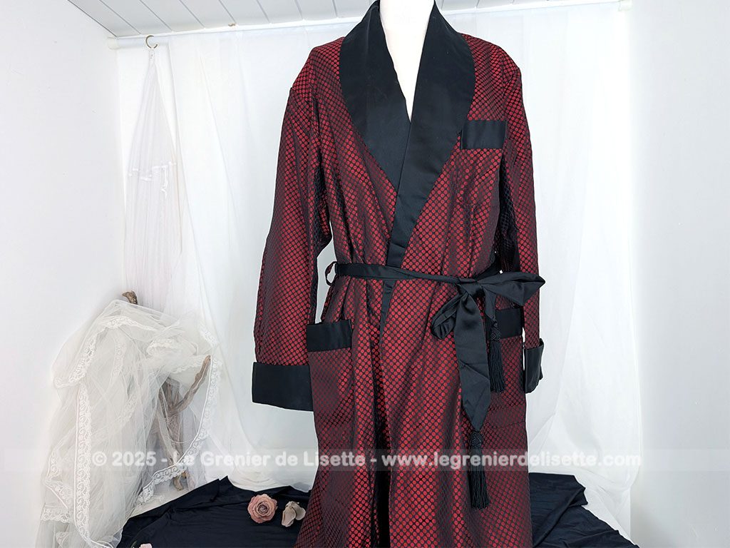 Voici une véritable veste d'intérieur pour homme en tissus satiné jacquard rouge et noir décoré de large bandes de satin noir et portant l'étiquette de la célèbre maison des maitres-tailleur "Lacazes Frères" à Lourdes. Une très belle pièce vintage !