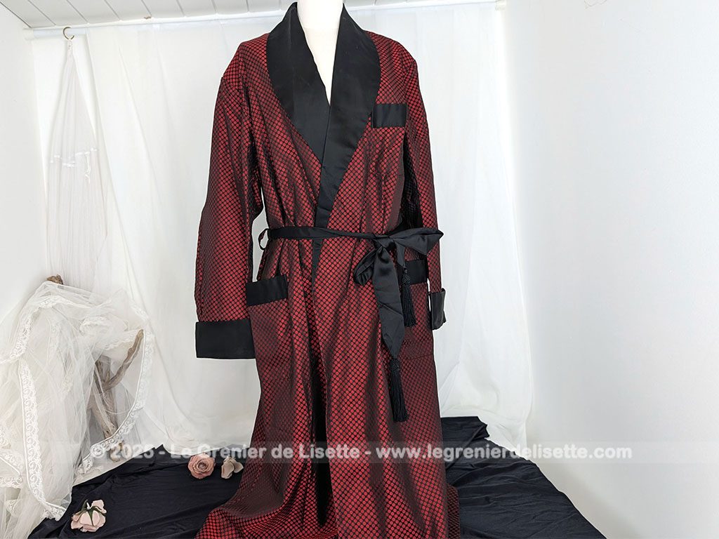Voici une véritable veste d'intérieur pour homme en tissus satiné jacquard rouge et noir décoré de large bandes de satin noir et portant l'étiquette de la célèbre maison des maitres-tailleur "Lacazes Frères" à Lourdes. Une très belle pièce vintage !