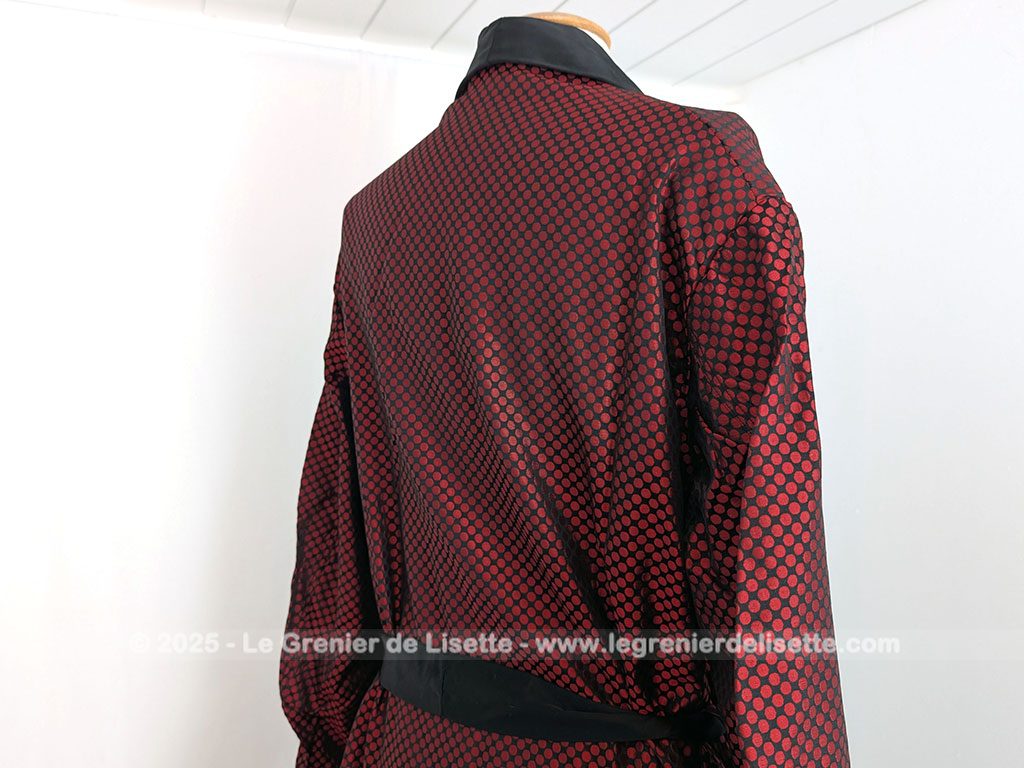 Voici une véritable veste d'intérieur pour homme en tissus satiné jacquard rouge et noir décoré de large bandes de satin noir et portant l'étiquette de la célèbre maison des maitres-tailleur "Lacazes Frères" à Lourdes. Une très belle pièce vintage !