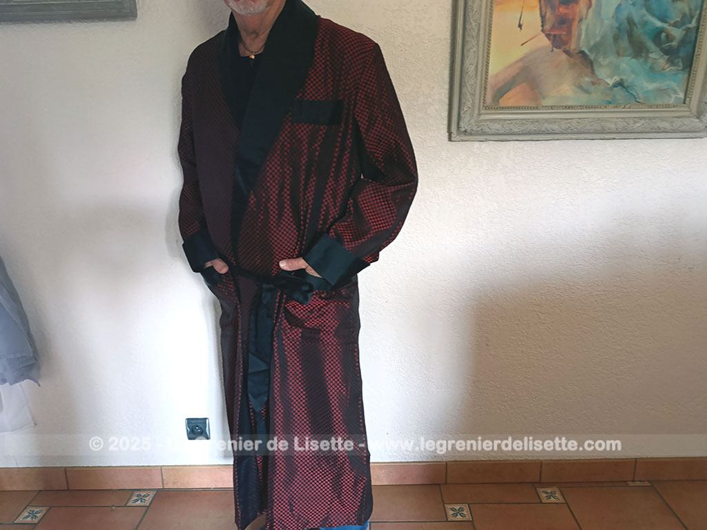 Voici une véritable veste d'intérieur pour homme en tissus satiné jacquard rouge et noir décoré de large bandes de satin noir et portant l'étiquette de la célèbre maison des maitres-tailleur "Lacazes Frères" à Lourdes. Une très belle pièce vintage !